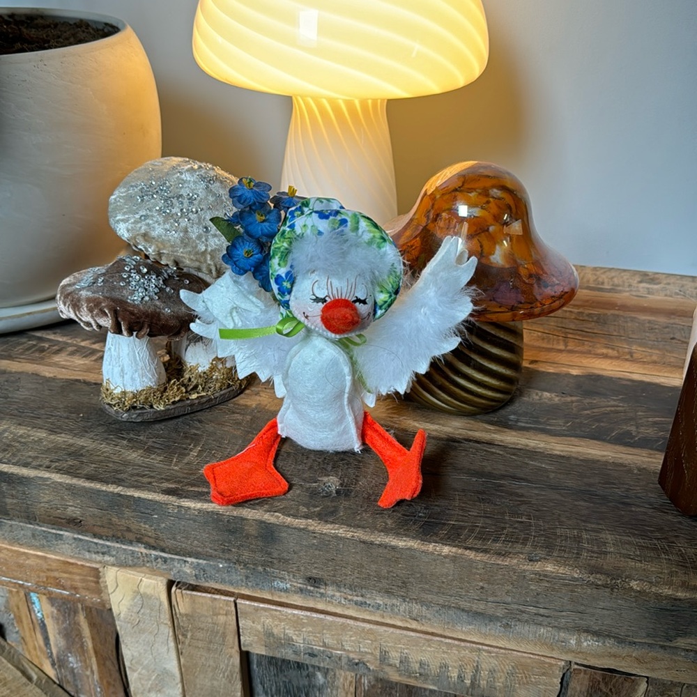 Cute Annalee doll spring duck with bonnet perfect condition